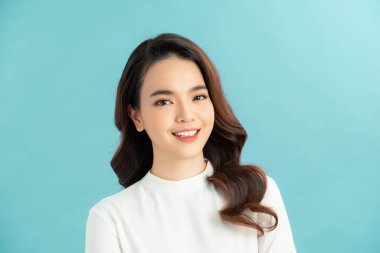 Gülen Asyalı genç bir kadının mutlu portresi