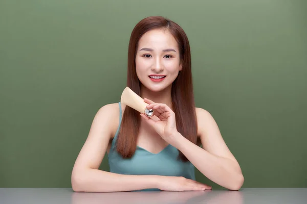 Schöne Asiatin Mit Gesundem Hautkonzept Hält Hautcreme Rohr Packung — Stockfoto