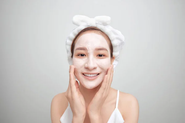 Jovem Mulher Asiática Atraente Com Máscara Barro Facial Branco Conceito — Fotografia de Stock