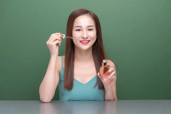 Joven Increíble Mujer Asiática Posando Aislado Sobre Fondo Verde Pared —  Fotos de Stock