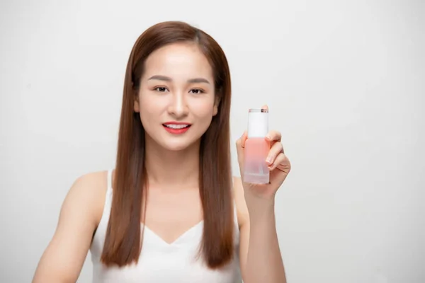 Красивая Молодая Азиатка Короткими Волосами Проведение Косметический Продукт Здоровой Чистой — стоковое фото