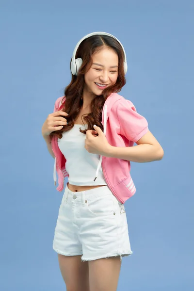 Attrayant Jeune Femme Asiatique Écouter Musique Danser Sur Fond Bleu — Photo