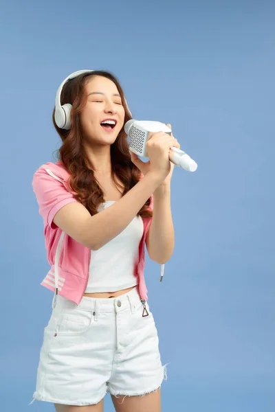 Bella Giovane Donna Asiatica Che Canta Microfono Isolato Sfondo Blu — Foto Stock