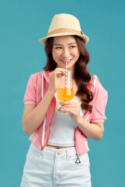 Retrato Joven Mujer Asiática Feliz Con Sombrero Paja Beber Jugo —  Fotos de Stock