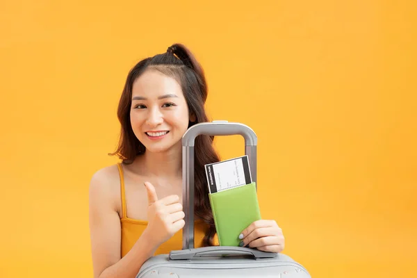 Concepto Viaje Retrato Una Mujer Joven Bonita Con Pasaporte Entradas — Foto de Stock