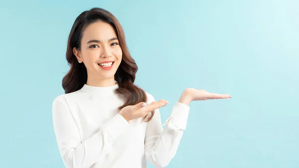Ázsiai Boldog Portré Gyönyörű Csinos Fiatal Tini Álló Valamit Tenyéren — Stock Fotó
