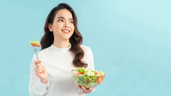 Retrato Una Chica Juguetona Feliz Comiendo Ensalada Fresca Tazón Guiñando — Foto de Stock