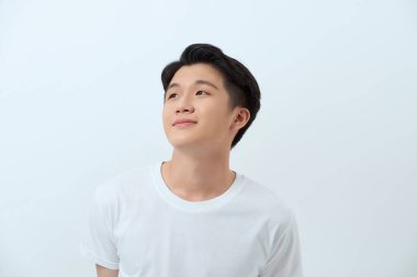 İzole edilmiş arka planda yakışıklı bir adam.