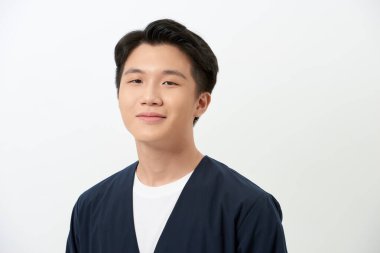 Beyaz arka planda yakışıklı bir adamın portresi..