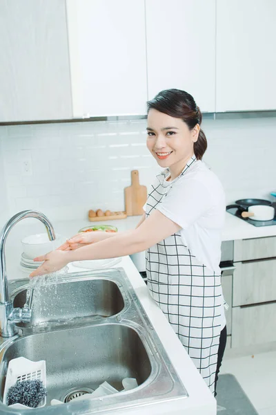 Aantrekkelijke Jonge Vrouw Afwassen Tijdens Het Schoonmaken Thuis — Stockfoto