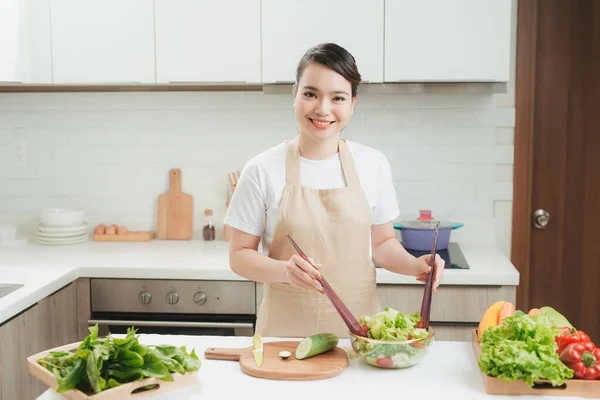 Mujer Joven Sonriente Pie Delantal Cocina Moderna Preparando Ensalada — Foto de Stock