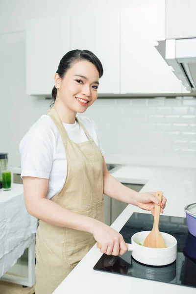 Mujer Joven Pie Cerca Cocina Inducción Cocina Cocina — Foto de Stock