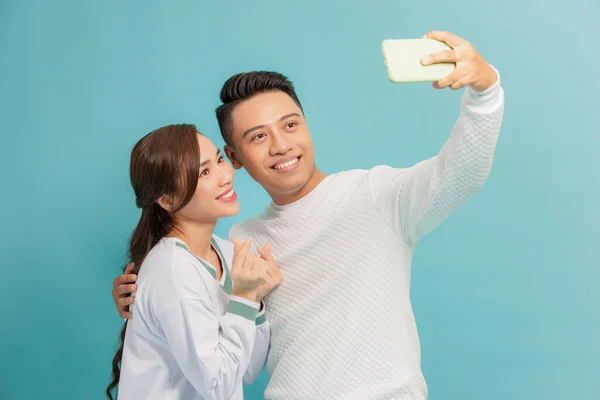 Heureux Jeune Couple Montrant Coeur Style Coréen Tout Prenant Selfie — Photo