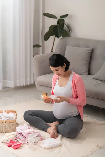 Une Femme Enceinte Maison Sur Liste Contrôle Plancher Des Vêtements — Photo