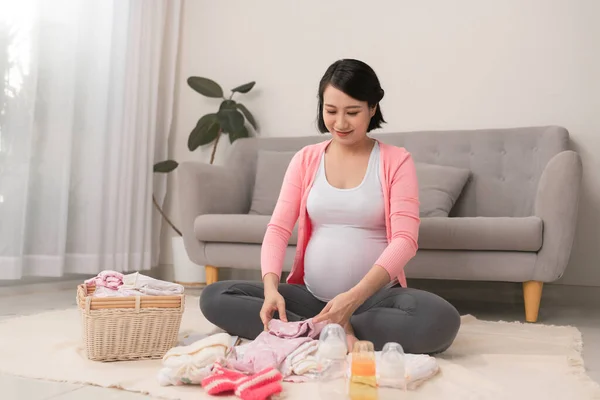 Mujer Embarazada Preparando Ropa Bebé — Foto de Stock