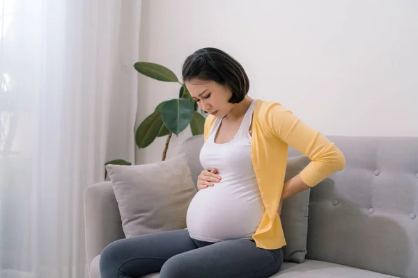 Asiática Embarazada Mujer Tiene Dolor Espalda Siente Deprimido Sentado Sofá — Foto de Stock