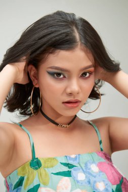 Göz kapaklarında gökkuşağı göz farı modelleri parlak makyaj