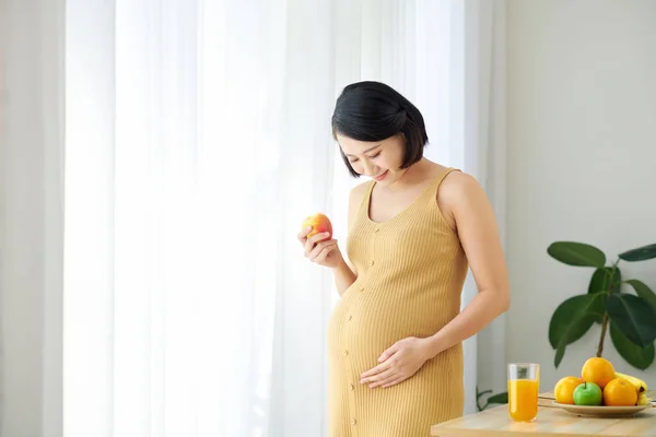 Comer Sano Para Bebé Hermosa Mujer Embarazada Comiendo Una Ensalada — Foto de Stock
