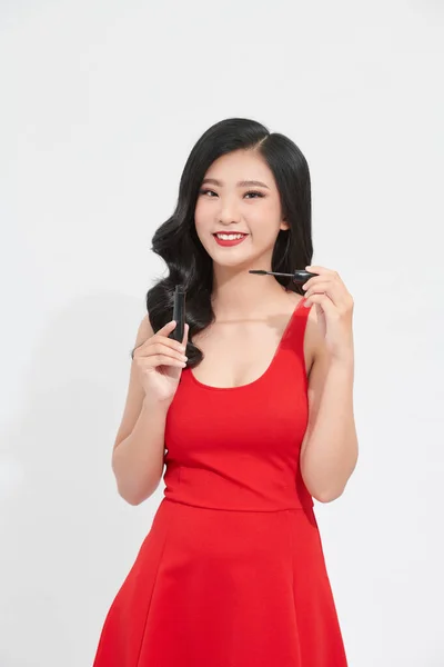 Hermosa Mujer Asiática Con Maquillaje Brillante Sostiene Espejo Rímel Sus — Foto de Stock
