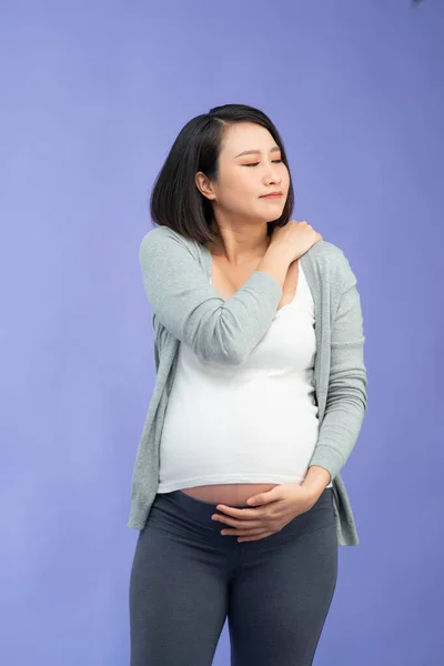 Έγκυος Γυναίκα Πόνο Στον Ώμο Απομονώνονται Μωβ Φόντο Πλευρική Άποψη — Φωτογραφία Αρχείου