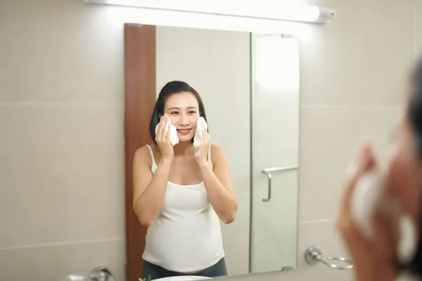 Wanita Hamil Muda Mencuci Muka — Stok Foto
