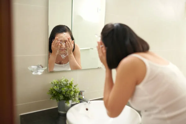 Mujer Atractiva Para Lavar Baño Después Aplicar Máscara — Foto de Stock