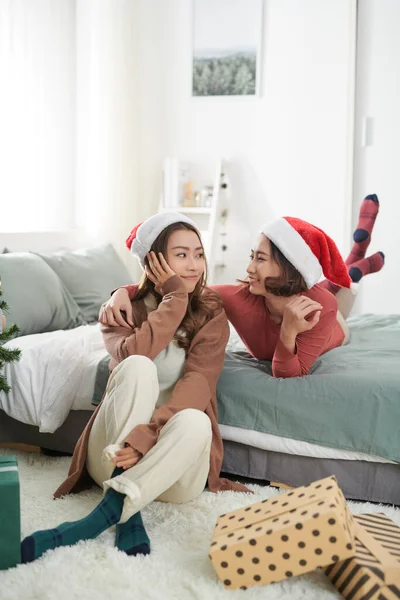 Joven Mujer Mejores Amigos Celebrando Navidad Casa —  Fotos de Stock