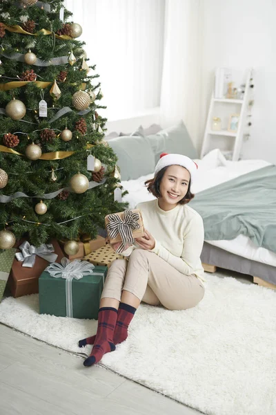 Menina Bonita Quarto Decorado Mulher Perto Árvore Natal Senhora Camisolas — Fotografia de Stock