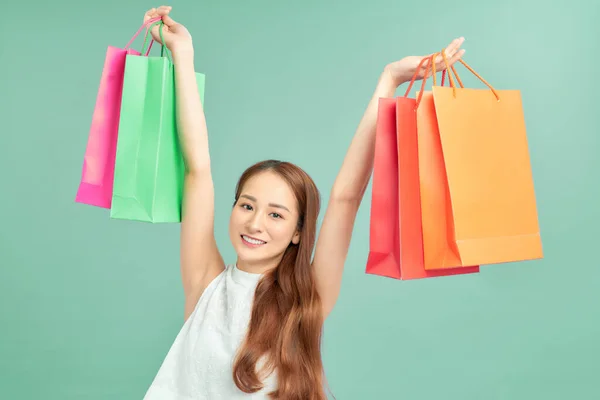 快乐迷人的亚洲女人笑着 享受购物袋的乐趣 — 图库照片
