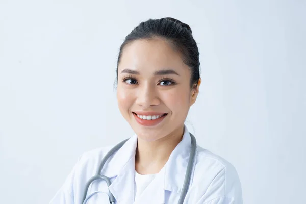 Retrato Sonriente Joven Asiático Médico Femenino Fondo Para Texto — Foto de Stock