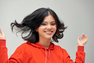 Profesyonel makyajlı, mükemmel ciltli ve zengin doğal saçlı çok güzel bir genç kızın fotoğrafı..