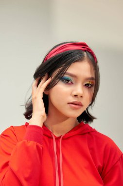 Profesyonel makyaj konsepti. Güzel makyajlı ve mükemmel ciltli güzel bir kadının portresi.