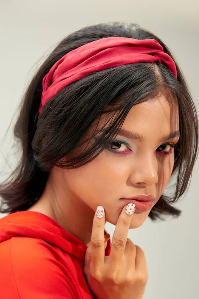 Retrato Uma Bela Jovem Mulher Asiática Com Dramática Maquiagem Glamour — Fotografia de Stock