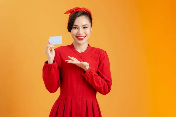 Веселая Молодая Женщина Красном Платье Держащая Банковскую Кредитную Карту Изолированы — стоковое фото