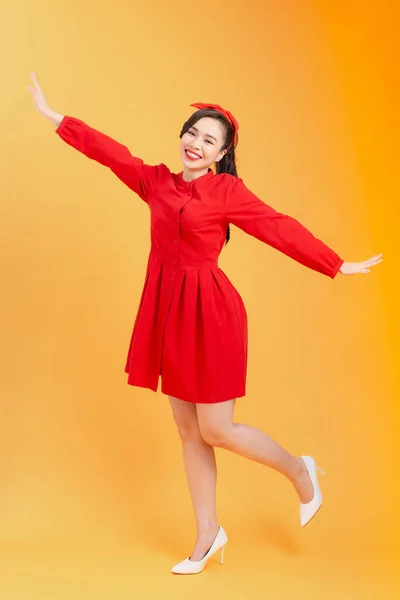 Vertical Cuerpo Entero Joven Asiática Dama Rojo Vestido Sensación Expresando —  Fotos de Stock