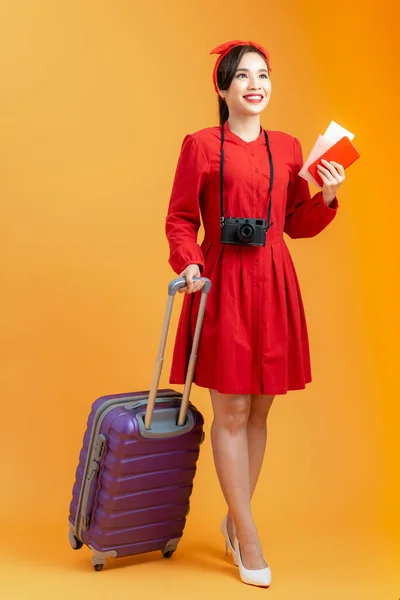 Χαρούμενη Νεαρή Ασιάτισσα Που Κρατάει Βαλίτσα Διαβατήριο Και Αεροπορικό Εισιτήριο — Φωτογραφία Αρχείου