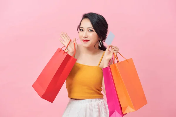 Primer Plano Retrato Feliz Joven Asiática Sosteniendo Tarjeta Crédito Coloridas — Foto de Stock