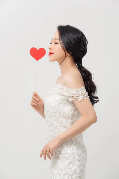 Atraente Jovem Mulher Asiática Segurando Sinal Amor Quando Sobre Fundo — Fotografia de Stock