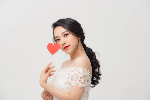 Feliz Jovem Asiático Mulher Segurando Amor Sinal Sobre Branco Fundo — Fotografia de Stock