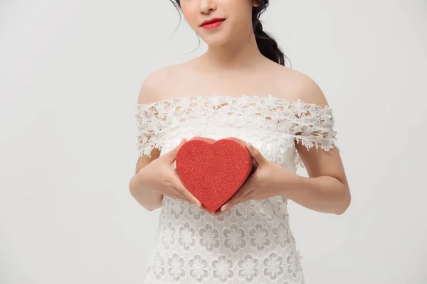 Menina Bonita Segurando Amor Caixa Presente Vermelho Enquanto Estava Isolado — Fotografia de Stock