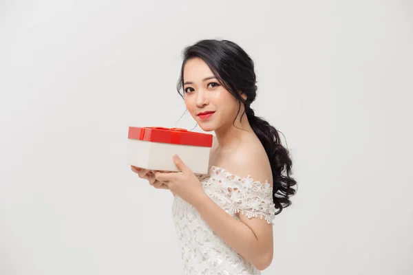 Šťastný Krásný Mladý Asijské Žena Držení Dárek Box Izolovaný Přes — Stock fotografie
