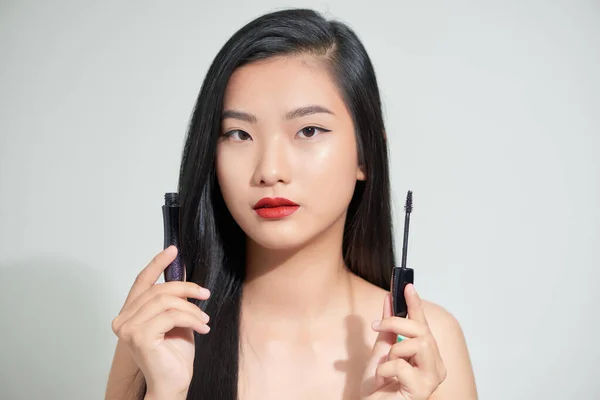 Linda Mulher Asiática Segurando Mãos Aplicando Rímel Preto Moda Isolado — Fotografia de Stock