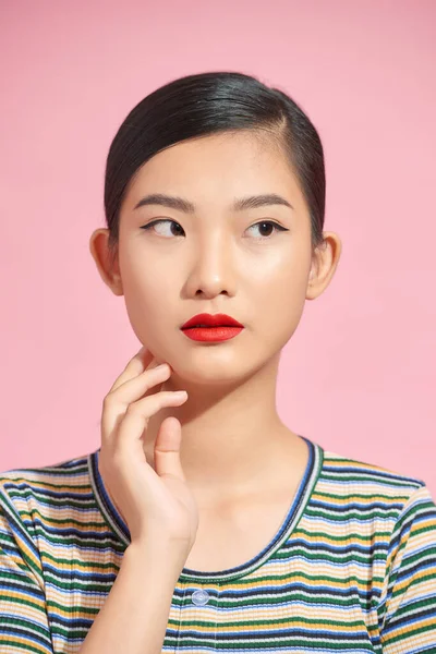 Joven Hermosa Mujer Asiática Con Peinado Casual Tocando Cara Con — Foto de Stock