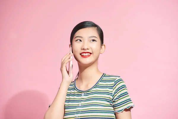 Jovem Mulher Usando Telefone Celular — Fotografia de Stock