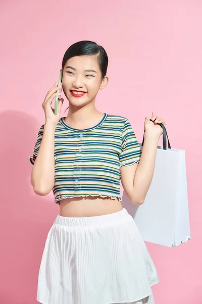 Bella Attraente Asiatico Donna Holding Shopping Bags Chiamando Con Cellulare — Foto Stock