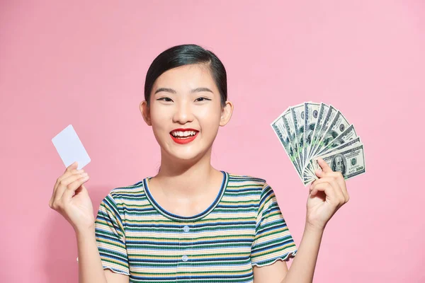 Retrato Uma Jovem Sorridente Bem Sucedida Mostrando Muito Dinheiro Notas — Fotografia de Stock