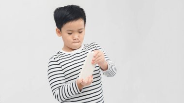  Asyalı çocuk oyun bağımlılığı çeken çocuklarda cep telefonuyla oynamaya odaklanmış ve konsantre olmuştu.