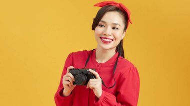 Modern teknoloji ve insan konsepti - günlük giysiler içinde gülümseyen kadın dijital kamerayla fotoğraf çekiyor