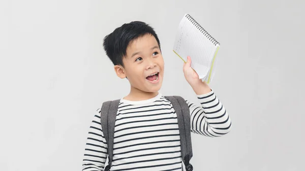 Ragazzo Della Scuola Che Legge Libro Isolato Uno Sfondo Bianco — Foto Stock