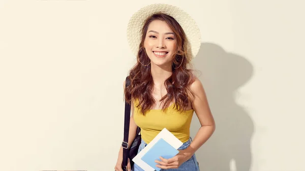 Retrato Bonito Jovem Asiático Mulher Usar Chapéu Sorriso Confiante Segurando — Fotografia de Stock